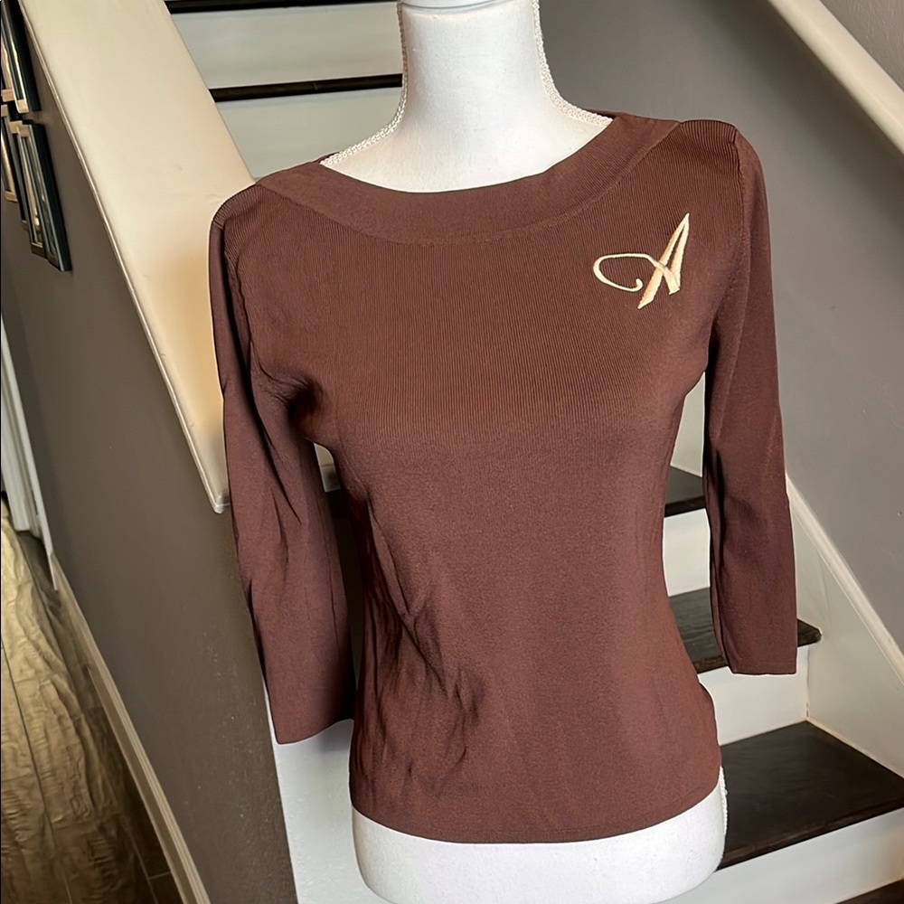 Joseph A. Brown Pull over knit with embroidered A Sz M excellent condition